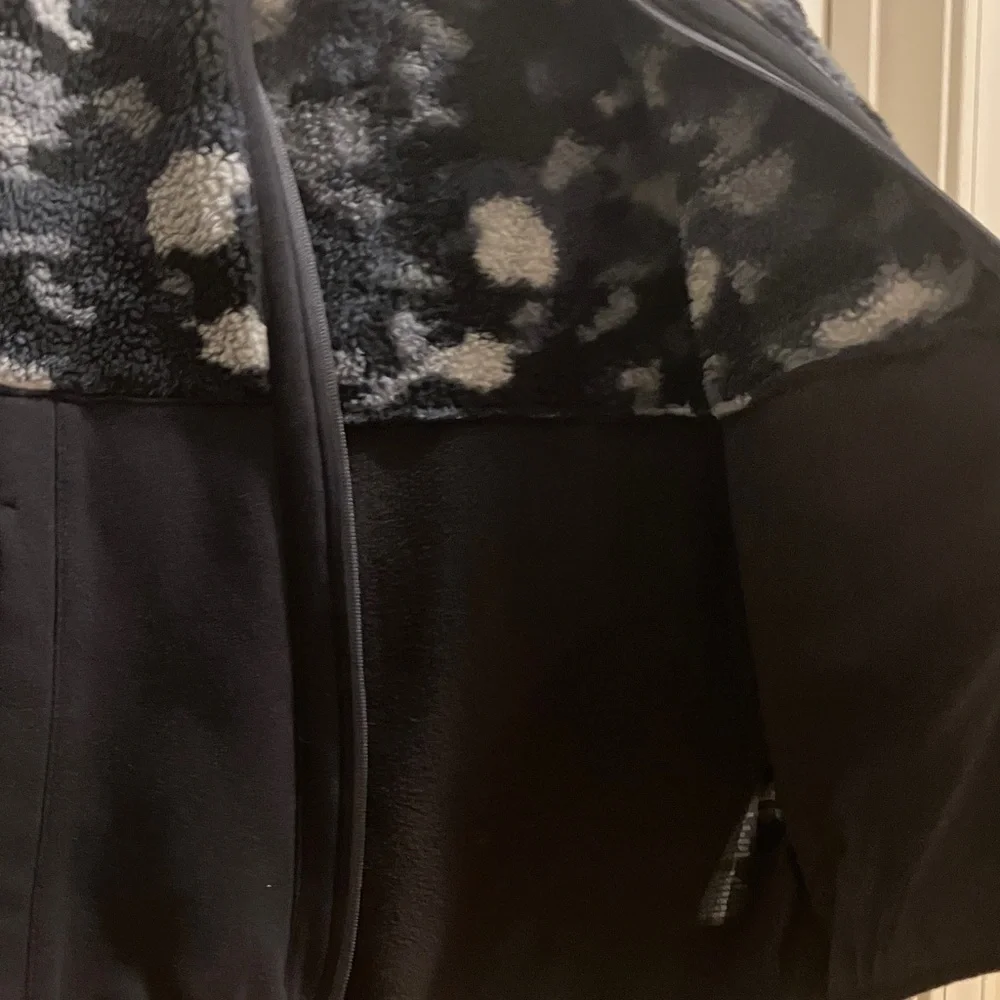 Russell Youth Large Full Zip Fleece Jacket Black & Gray Camo Pockets Like New